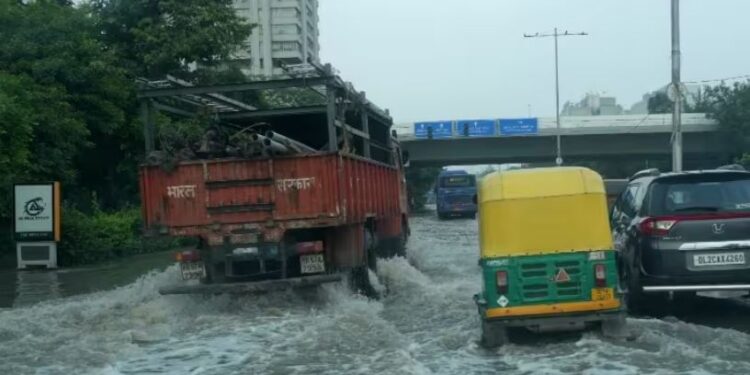 दरिया बनी दिल्ली में कारोबार ठप: क्या और बिगड़ेंगे हालात ?