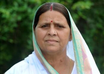 कभी कैमरा देखकर राबड़ी शर्मातीं थीं आज बेटे तेजस्वी को घिरा देखा तो संभाल लिया मोर्चा,विपक्ष की कर दी बोलती बंद