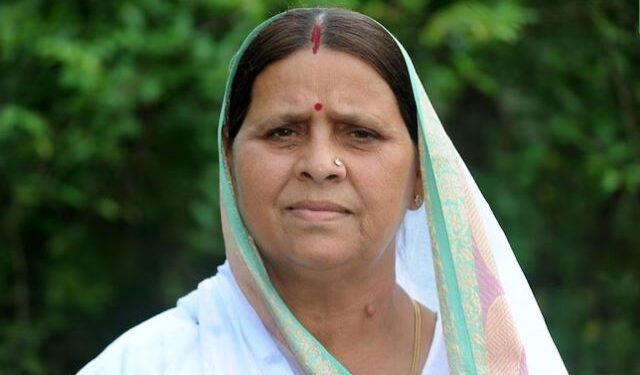 कभी कैमरा देखकर राबड़ी शर्मातीं थीं आज बेटे तेजस्वी को घिरा देखा तो संभाल लिया मोर्चा,विपक्ष की कर दी बोलती बंद