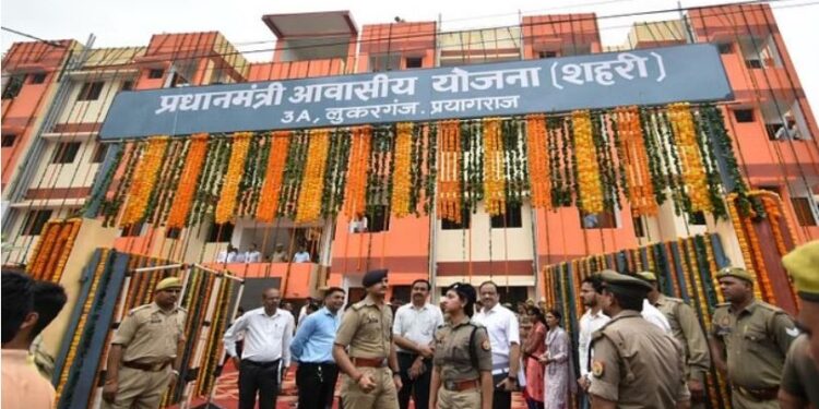 किसको खटक रहे हैं अतीक से मुक्त कराई जमीन पर बने गरीबों के आवास