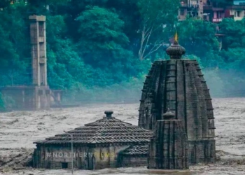 हिमाचल में बाढ़ के बीच डटकर खड़े शिव मंदिरों का वीडियो सोशल मीडिया पर वायरल, लोगों ने केदारनाथ त्रासदी से की तुलना