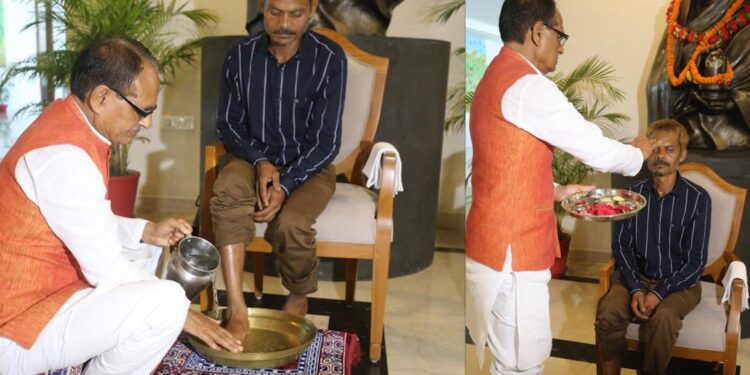 चुनावी साल में हुए पेशाब कांड से दु:खी सरकार ने पीड़ित आदिवासी देशमत से मांगी माफी,पैर धोकर किया सम्मानित