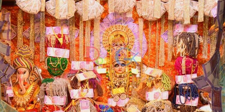 भारत का यह अनोखा मंदिर प्रसाद में देता है नकद और आभूषण, सालों से चली आ रही परंपरा