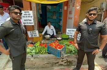 बढ़ते दामों के बीच सब्जी विक्रेता ने टमाटर की सुरक्षा में तैनात किए बाउंसर, वीडियो सोशल मीडिया पर वायरल,  