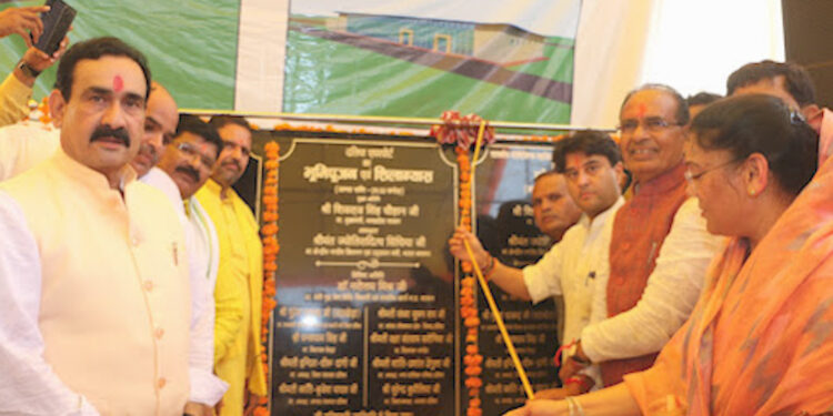 मध्य प्रदेश: सीएम शिवराज, ज्योतिरादित्य सिंधिया ने दतिया हवाई अड्डे का शिलान्यास किया; दतिया से खजुराहो और भोपाल को जोड़ने वाली उड़ानें संचालित होंगी