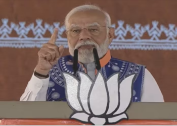 Prime Minister Narendra Modi Lok Sabha Election Conch Sound Madhya Pradesh Jhabua Lotus Nishan 370