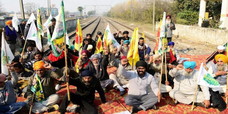 दिल्ली चलो मार्च: वार्ता से पहले किसानों ने डाला रेलवे ट्रेक पर डेरा