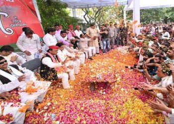 Yadav clan seen together on Holi stage in Saifai Dimple said this big thing from the stage