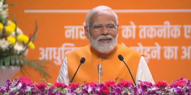 पीएम मोदी ने 1000 दीदियों को दी 10 हजार करोड़ की सौगात