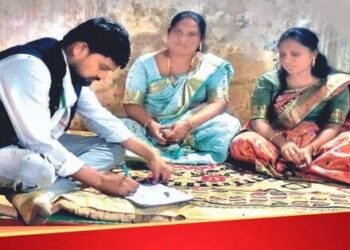 Aam Aadmi Party Lok Sabha Elections Gujarat Bharuch Lok Sabha Seat Husband Candidate Two Wives Campaigning