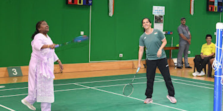राष्ट्रपति द्रौपदी मुर्मू ओलंपिक पदक विजेता साइना नेहवाल के साथ बैडमिंटन खेला