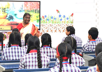 राष्ट्रपति द्रौपदी मुर्मू ने पर्यावरणीय मुद्दों पर छात्रों के साथ बातचीत करके कार्यालय में दो साल का जश्न मनाया