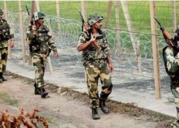 Bangladeshi citizens are trying to enter the Indian border