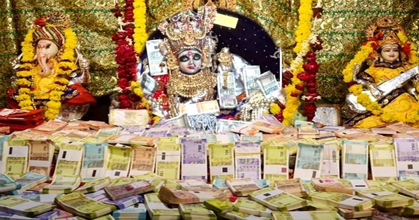 Ratlam Mahalaxmi temple decorated with jewelery and cash notes worth crores