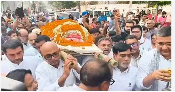 Bihar Swar Kokila merged into Panchatattva funeral of Sharda Sinha at Patna Gulbi Ghat