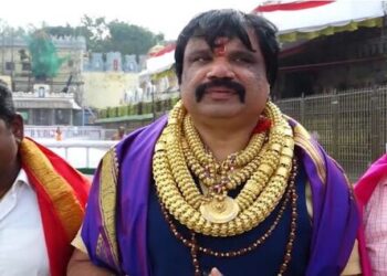Golden man reached Tirumala darshan with five kg gold jewelery around his neck