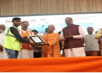 UP CM Yogi Adityanath Prayagraj Mahakumbh gift to sanitation workers and health workers