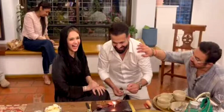 इरफान पठान और सफा बेग ने मनाई शादी की 9वीं सालगिरह आमिर खान की नई गलफ्रेंड, एक्टर की दोनों पत्निया भी दिखी साथ