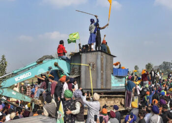 हरियाणा-पंजाब शंभू बॉर्डर पर किसानों का धरना समाप्त,किसानों के मंच पर चला बुलडोजर