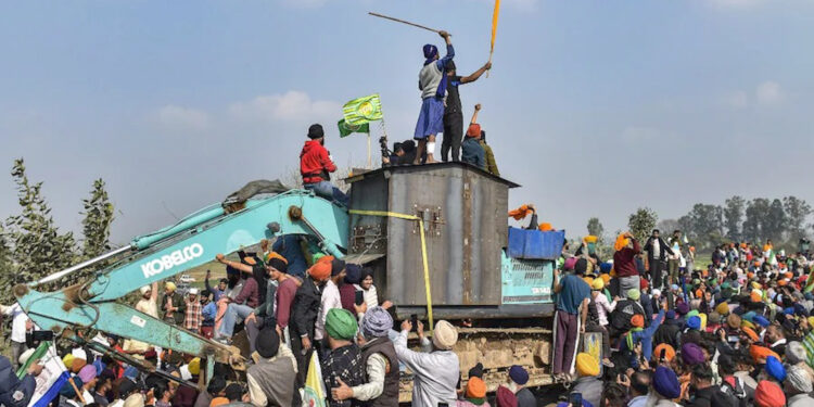 हरियाणा-पंजाब शंभू बॉर्डर पर किसानों का धरना समाप्त,किसानों के मंच पर चला बुलडोजर