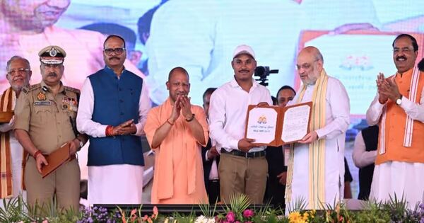 appointment letters were distributed simultaneously to 60244 newly appointed police in Lucknow