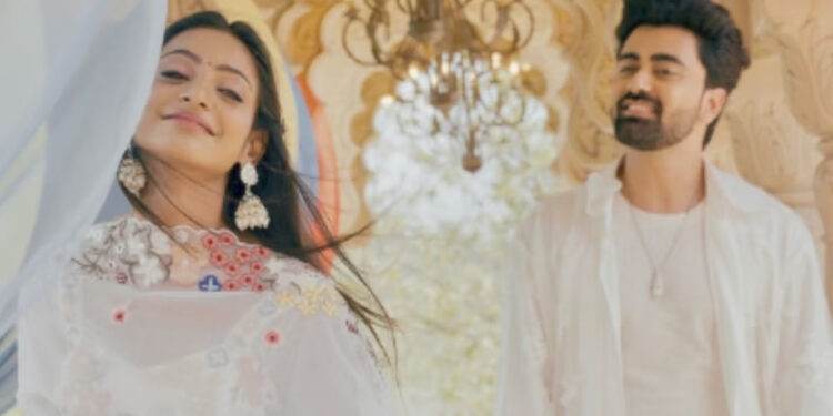 हीरोइन बनीं माला बेचने वाली मोनालिसा, अब चला रहीं दिलों पर राज