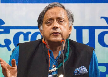 शशि थरूर बनाम केरल कांग्रेस: उपचुनाव से बाहर रखने पर भड़के थरूर, पार्टी पर लगाए गंभीर आरोप