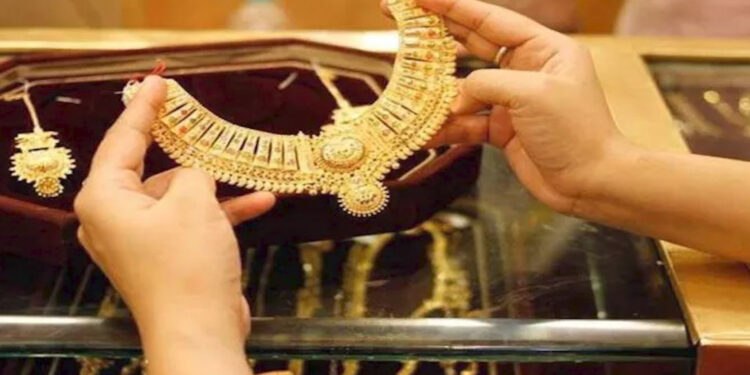 सोना-चांदी के दामों में जबरदस्त उछाल! ग्लोबल बाजार और डॉलर की कमजोरी ने बदले भाव, निवेशक रहें सतर्क