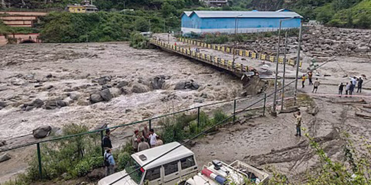 Himachal pradesh cloudburst : हिमाचल में 5 जगह बादल फटा, 3 की मौत, 7 लापता; 2 हजार टूरिस्ट फंसे, रेस्क्यू ऑपरेशन जारी
