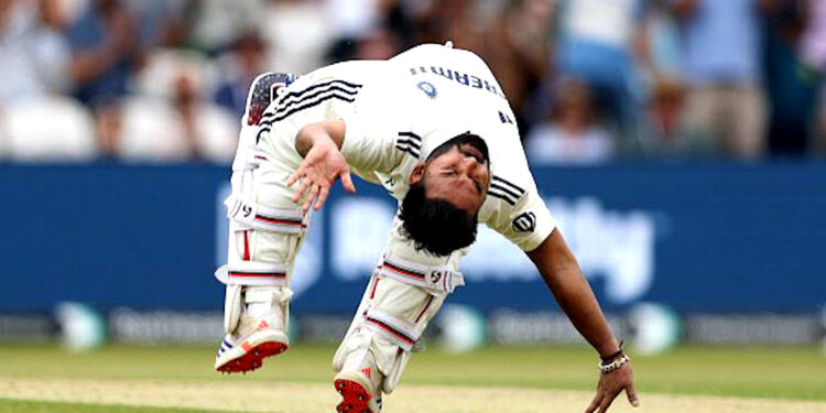 ENG vs IND: इंग्लैंड में छाया ऋषभ पंत, धोनी को पछाड़ टेस्ट क्रिकेट में रचा इतिहास