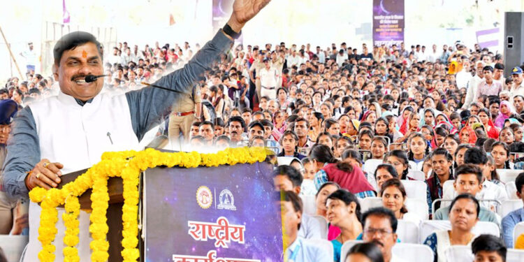 उज्जैन डोंगला वेधशाला में सीएम डॉ. मोहन यादव बने शिक्षक…शून्य होती परछाई का राज समझाया
