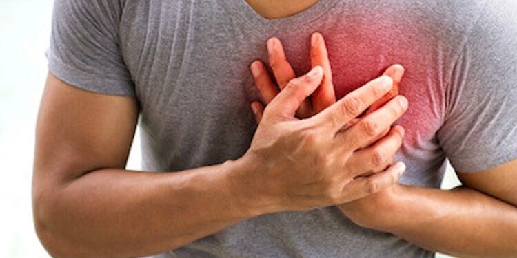 Cardiac Arrest के लक्षण: समय रहते पहचानिए ये चेतावनी संकेत, ऐसे बच सकती है जान