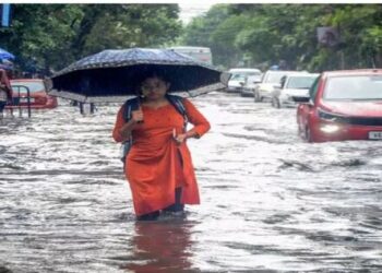 Weather News Heavy rain alert in UP-Bihar threat of devastation in mountains increased