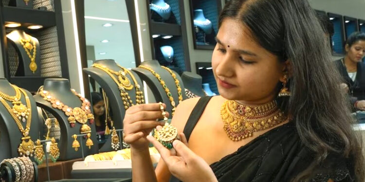 Gold Rate to day : आज सोना सस्ता, चांदी फिर महंगी: गोल्ड ₹98,274 प्रति 10 ग्राम, सिल्वर ₹1.13 लाख के पार