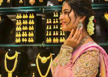 Gold Rate : सोना ₹1 लाख से नीचे, चांदी में ₹2,000 की गिरावट! जानिए आपके शहर में क्या हैं आज के ताज़ा रेट