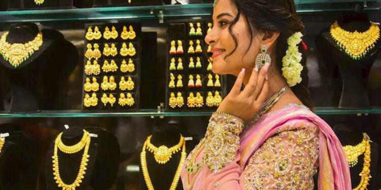 Gold Rate : सोना ₹1 लाख से नीचे, चांदी में ₹2,000 की गिरावट! जानिए आपके शहर में क्या हैं आज के ताज़ा रेट