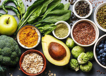 Vitamin B12 की कमी? शाकाहारी लोग ये 5 चीजें ज़रूर शामिल करें डाइट में!