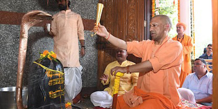 सावन की शिवरात्रि: सीएम योगी आदित्यनाथ ने किया रुद्राभिषेक, प्रदेशवासियों की सुख-समृद्धि की कामना