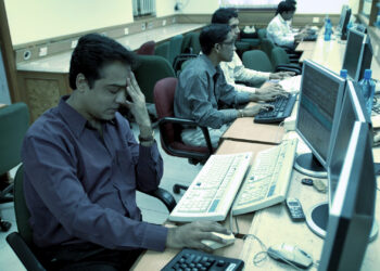 FTA डील के बावजूद नहीं थमा नुकसान, सेंसेक्स 700 अंक टूटा, निफ्टी 25 हजार के नीचे गिरा