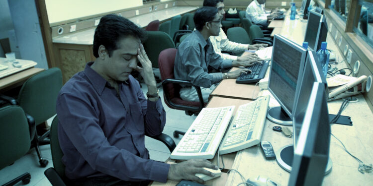 FTA डील के बावजूद नहीं थमा नुकसान, सेंसेक्स 700 अंक टूटा, निफ्टी 25 हजार के नीचे गिरा