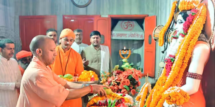 Gorakhpur News: गुरु पूर्णिमा पर गोरखनाथ मंदिर में सीएम योगी ने किया गुरु पूजन, जनता दर्शन में सुनीं फरियादें