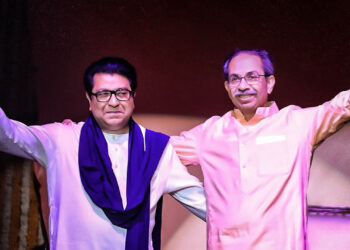 Politics of Maharashtra: महाराष्ट्र में 20 साल बाद उद्धव—राज …दोनों एक मंच पर आए…लगे लगाकर दिया मराठी मानुष को ये संदेश