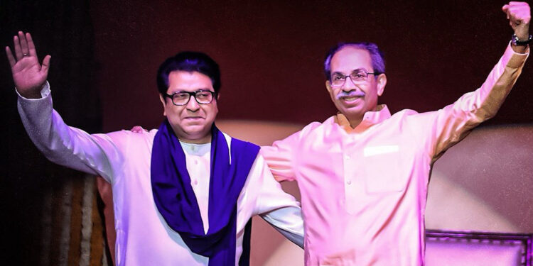 Politics of Maharashtra: महाराष्ट्र में 20 साल बाद उद्धव—राज …दोनों एक मंच पर आए…लगे लगाकर दिया मराठी मानुष को ये संदेश