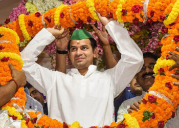 Bihar Assembly Election 2025 : तेजप्रताप यादव का सियासी U-Turn? लखनऊ जाने से पहले सपा ऑफिस में मंथन!