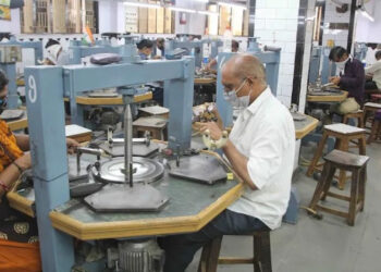 ट्रंप के टैरिफ वार का असर: Surat का Diamond Hub — 1.25 लाख नौकरियां खतरे में!