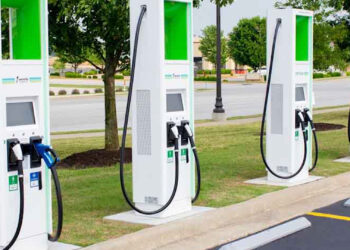 तो भारत में खत्म हो जाएंगे पेट्रोल पंप? EV चार्जिंग स्टेशनों ने तोड़ा रिकॉर्ड, नई रिपोर्ट में बड़े खुलासे