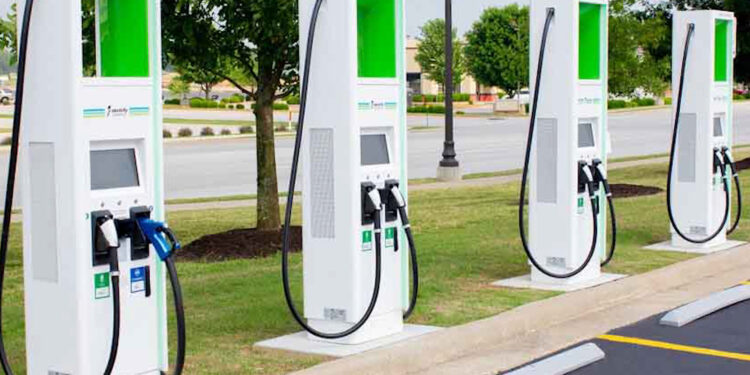 तो भारत में खत्म हो जाएंगे पेट्रोल पंप? EV चार्जिंग स्टेशनों ने तोड़ा रिकॉर्ड, नई रिपोर्ट में बड़े खुलासे