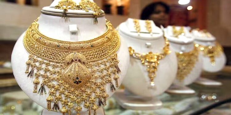 Gold-Silver Rate Today 18 August: हफ्ते की शुरुआत में सोने-चांदी के दाम गिरे, जानें अपने शहर का ताज़ा भाव