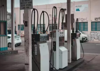 एक लीटर पेट्रोल पर कंपनियों का मुनाफा जानकर उड़ जाएंगे होश, डीजल पर भी भारी कमाई