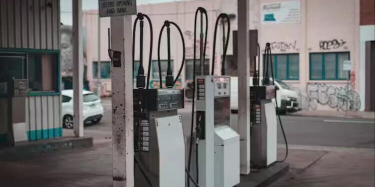 एक लीटर पेट्रोल पर कंपनियों का मुनाफा जानकर उड़ जाएंगे होश, डीजल पर भी भारी कमाई